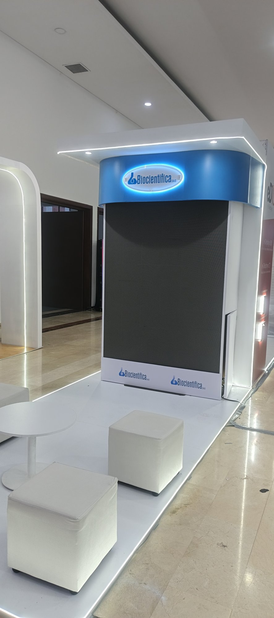 Stand listo, iluminación dirigida