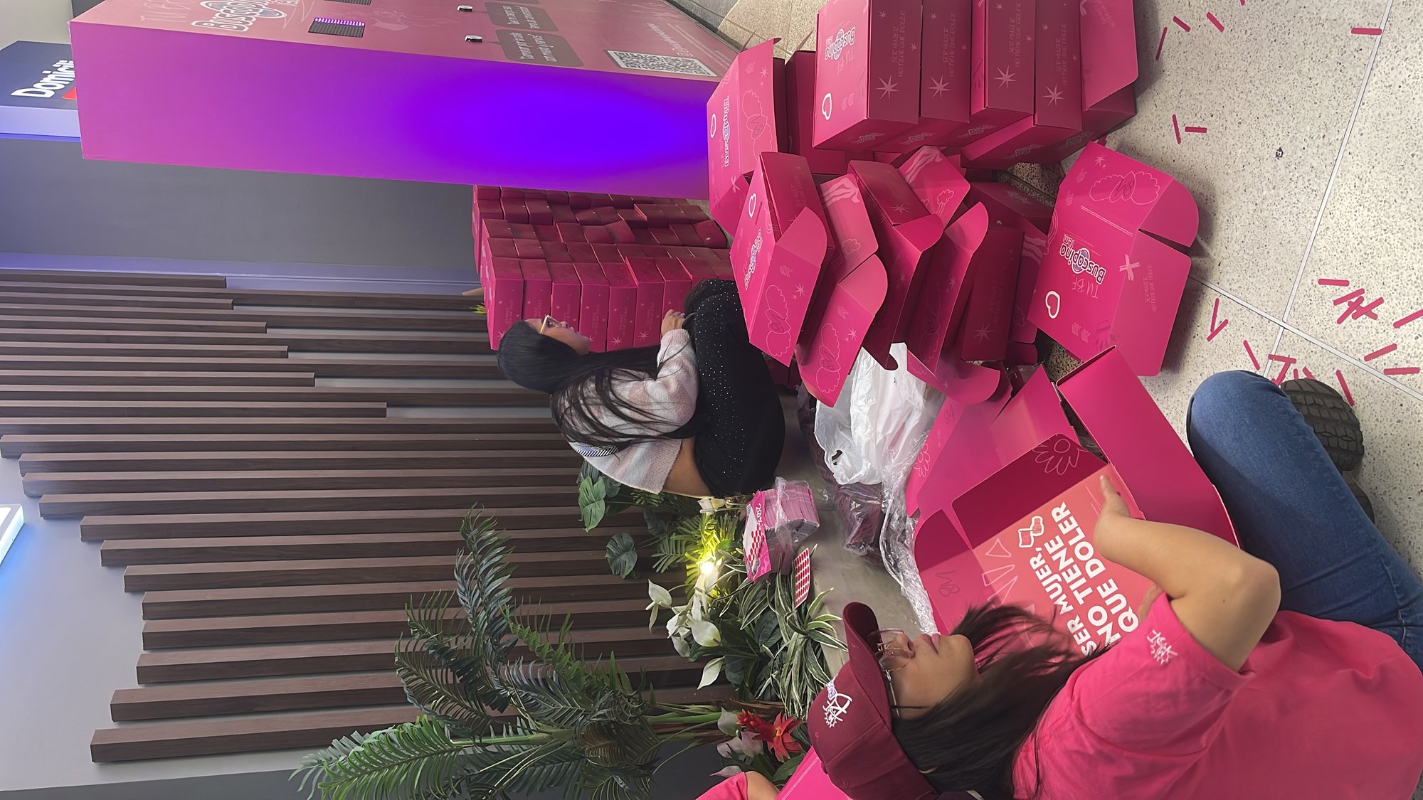 Buscapina celebró el Día de la Mujer en Bogotá. Nosotros hicimos que la activación corriera sola — muro interactivo, merchandising, PR boxes y operadoras de impulso bajo un solo techo.