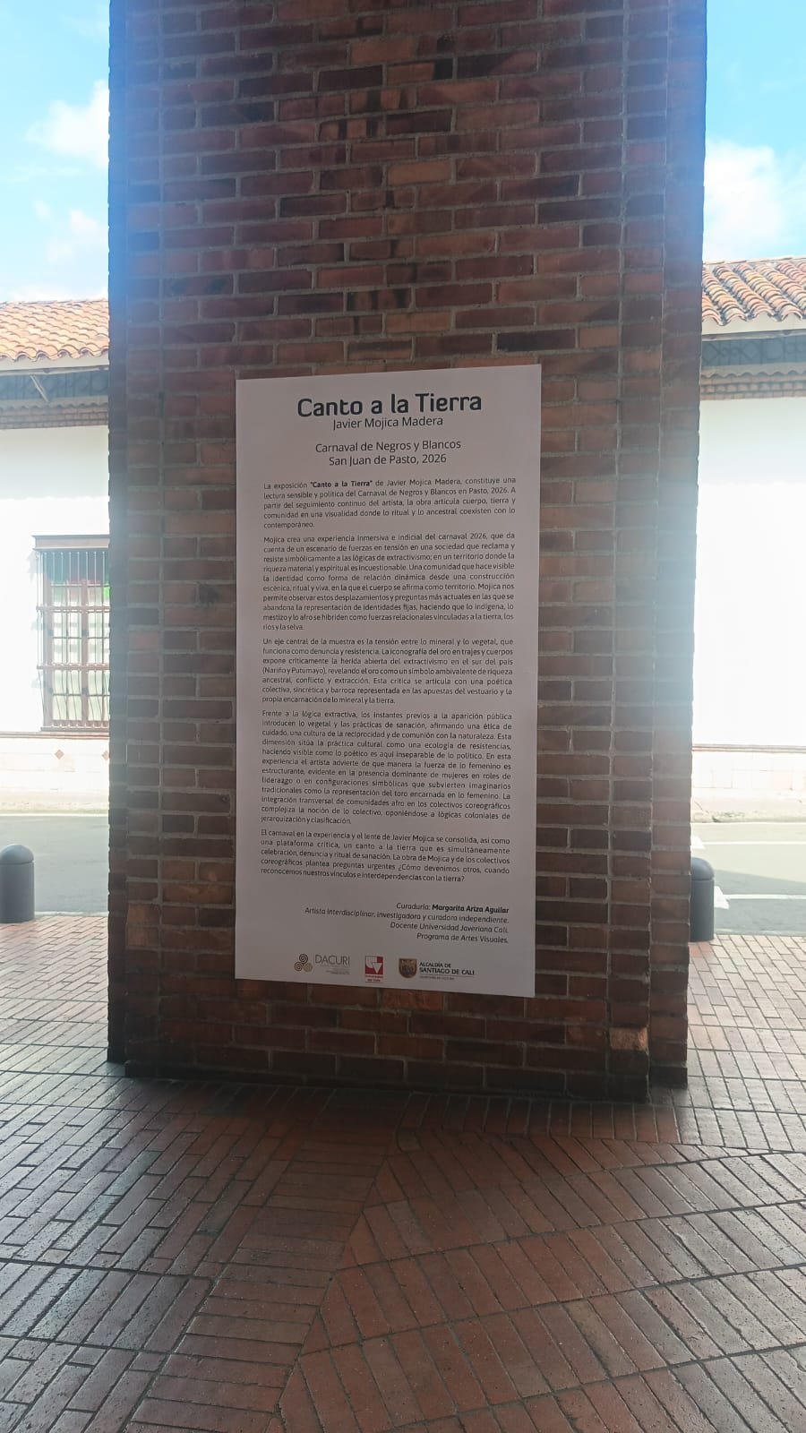 Afiche Canto a la Tierra instalado en sala
