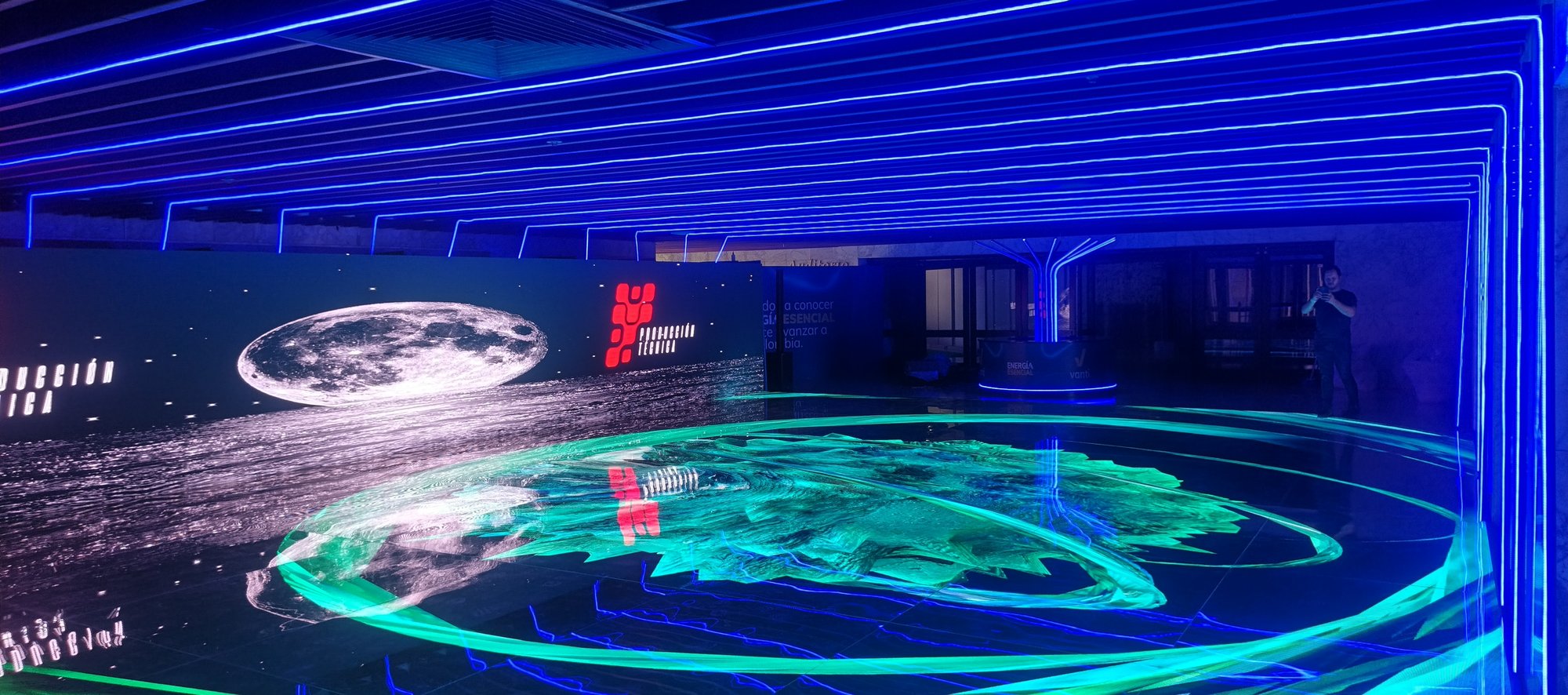 Proyección en piso del túnel Vanti · mapping · BUNKER