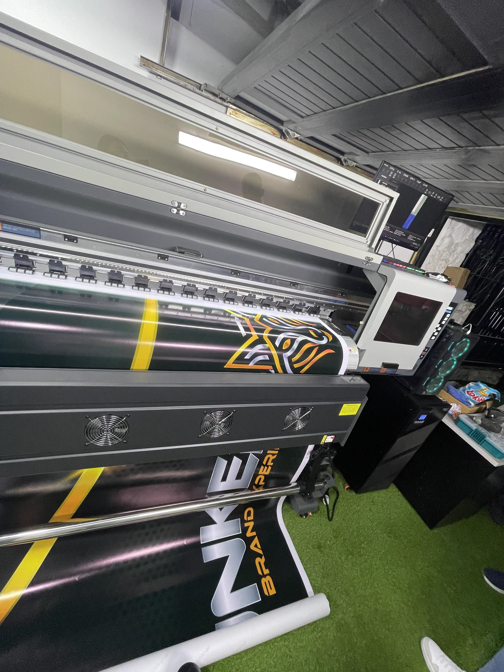 Plotter Bunker BX en taller con pliego en proceso