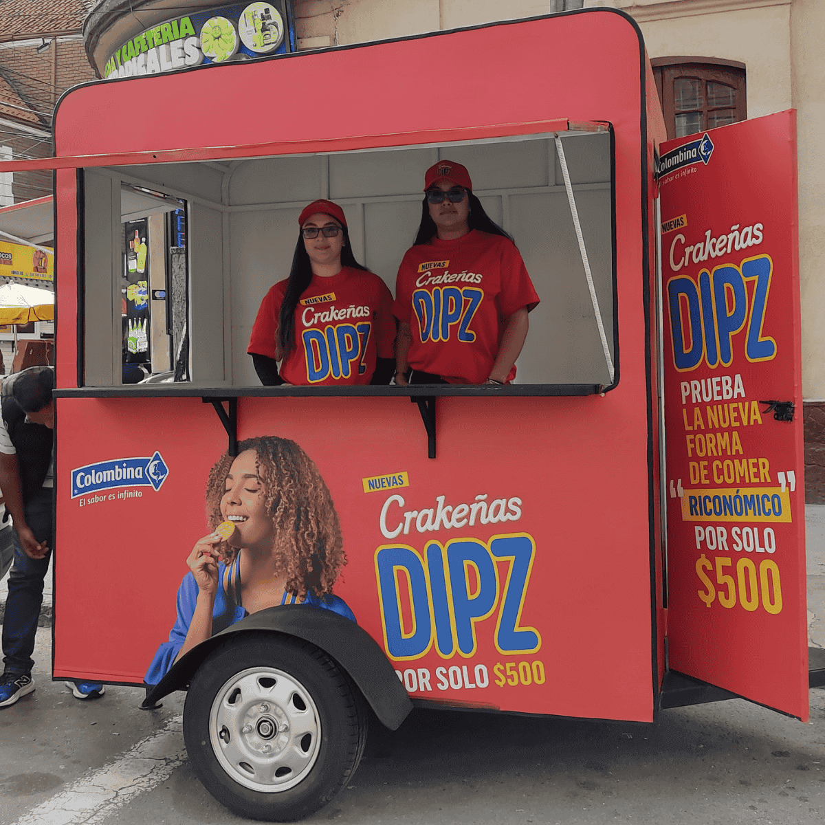 Stand Dipz en la calle con personal de atención