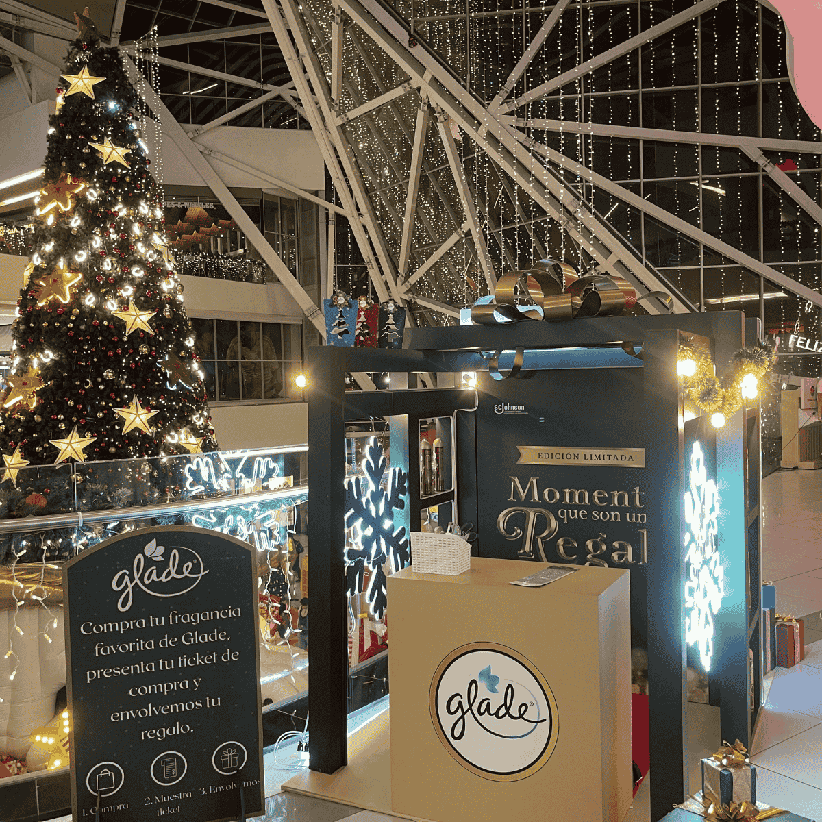 Stand de Glade iluminado durante activación nocturna